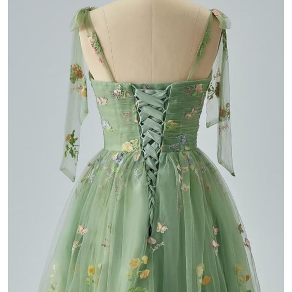 EUC Woman Short, Formal Dress w/Tulle - Picture 3 of 3